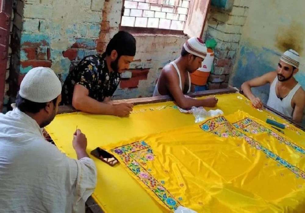 Janmanshtami 2020: ब्रज के मुस्लिमों ने पेश की भाईचारे की मिसाल, जन्माष्टमी के लिए तैयार कर रहे श्रीकृष्ण की पोशाक