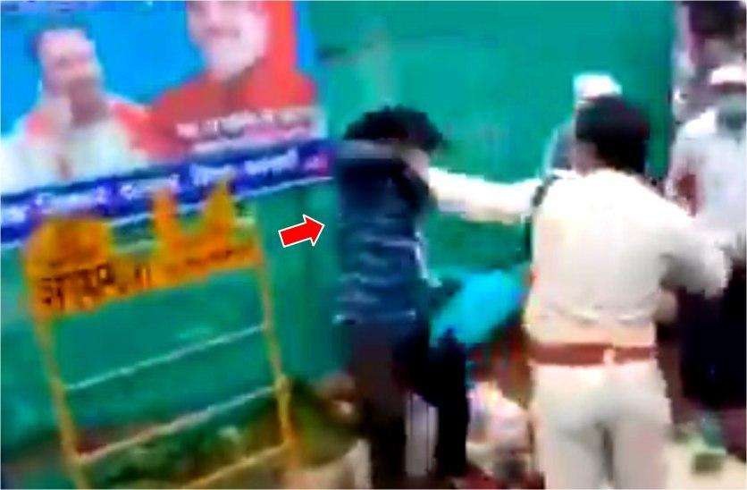 MP की बेरहम पुलिस, पैसे नहीं मिले तो सिख युवक को बाल पकड़कर घसीटा, जमकर की पिटाई