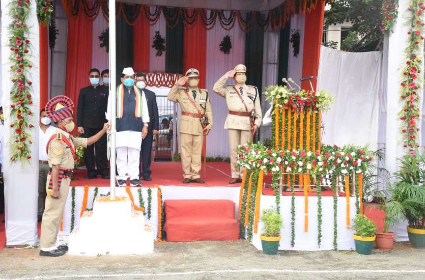 प्रभारी मंत्री डहरिया ने अंबिकापुर में किया ध्वजारोहण, कोरोना वारियर्स किए गए सम्मानित