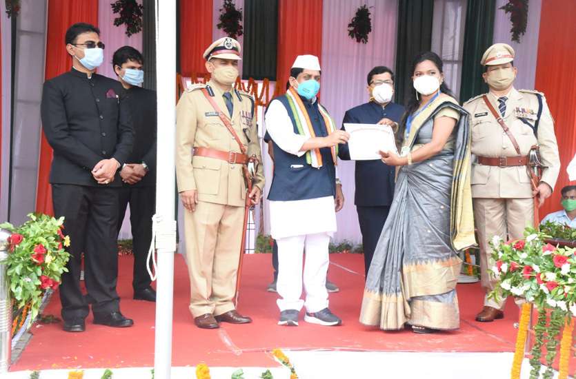 प्रभारी मंत्री डहरिया ने अंबिकापुर में किया ध्वजारोहण, कोरोना वारियर्स किए गए सम्मानित