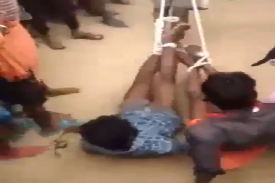 Video: भीड़ ने 2 बच्चों को बेरहमी से पीटा, रस्सी से बांधकर घसीटा, मोबाइल चोरी का लगा था आरोप