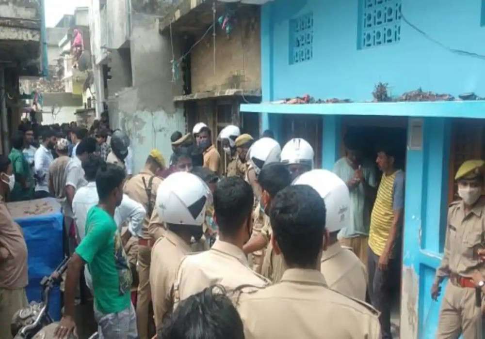 बलरामपुर: विस्फोट से मकान की छत उड़ी, एक युवक की मौत दो घायल