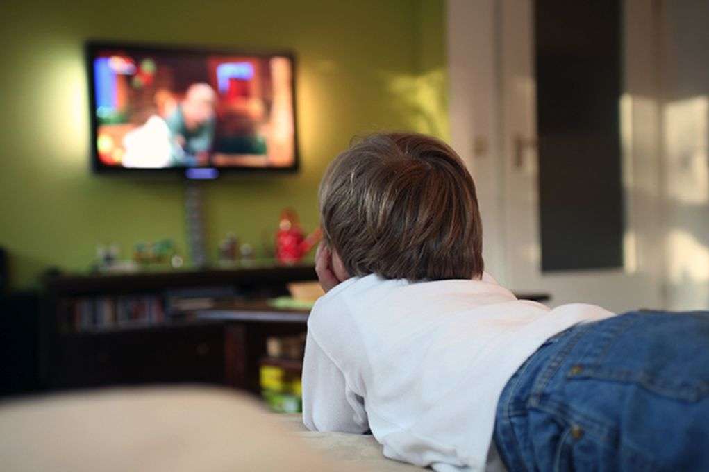 न्यू रिसर्च: रोज 2 घंटे से ज्यादा टीवी देखने वाले छात्रों को एक साल में 3 साल की पढ़ाई जितना नुक्सान