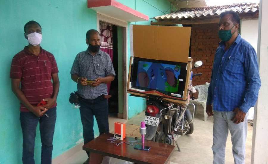 सिनेमा वाले मास्साब: बाइक पर एलईडी टीवी बांधकर 5 गांव के बच्चों को पढ़ाते हैं ये शिक्षक, हो रही वाहवाही