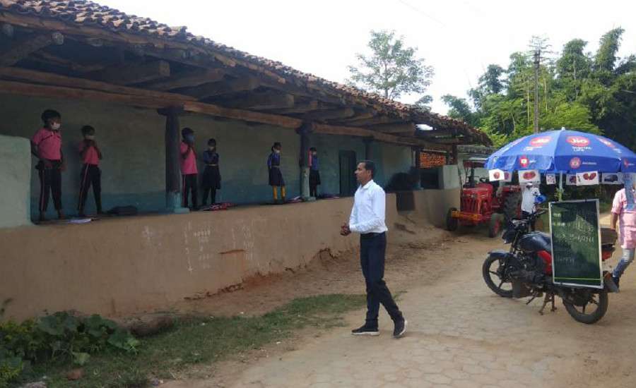चलता-फिरता स्कूल: नीली छतरी वाले शिक्षक राणा के घंटी बजाते ही घरों से बाहर निकल आते हैं बच्चे, पढ़ाने का अंदाज भी बेमिसाल