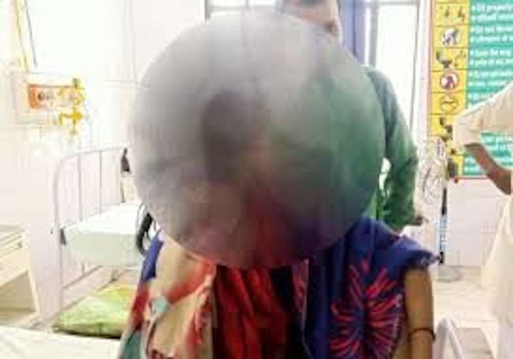 कम नहीं हो रहे अपराध, गोंडा में दलित बहनों पर फेंका तेजाब, लखनऊ में भाजपा कार्यालय महिला ने खुद को लगाई आग