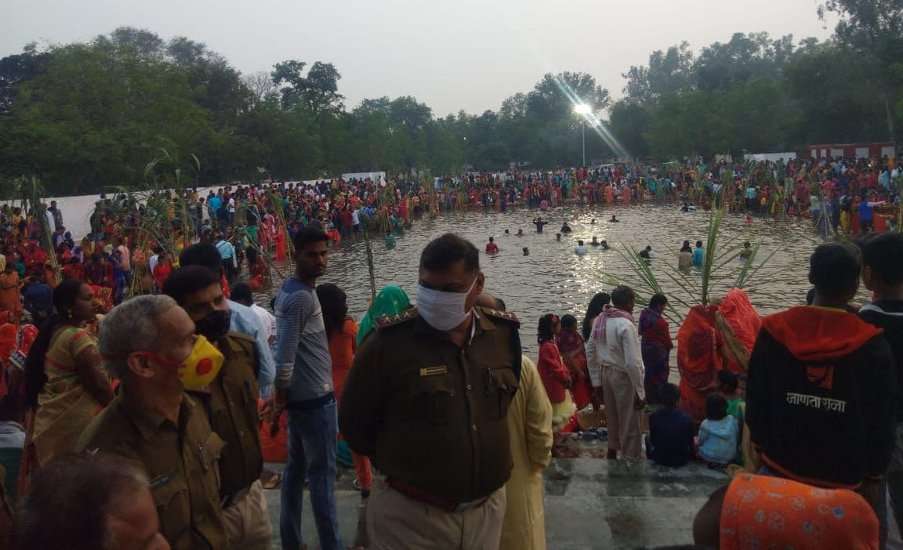 Chhath festival in Singrauli: crowd devotees throng, threat of corona