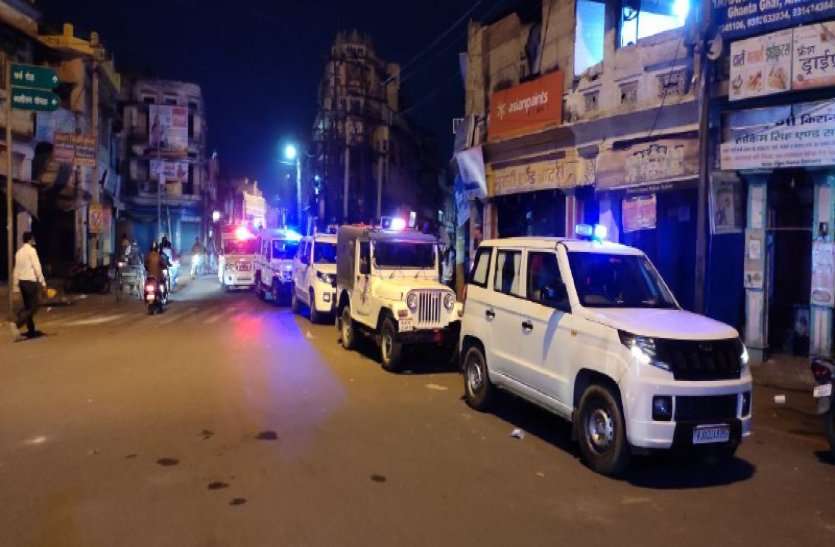 अलवर में नाईट कर्फ्यू, पुलिस की गाड़ी पहुंची तो मची भगदड़, शाम 7 बजे बंद कराए सभी बाजार