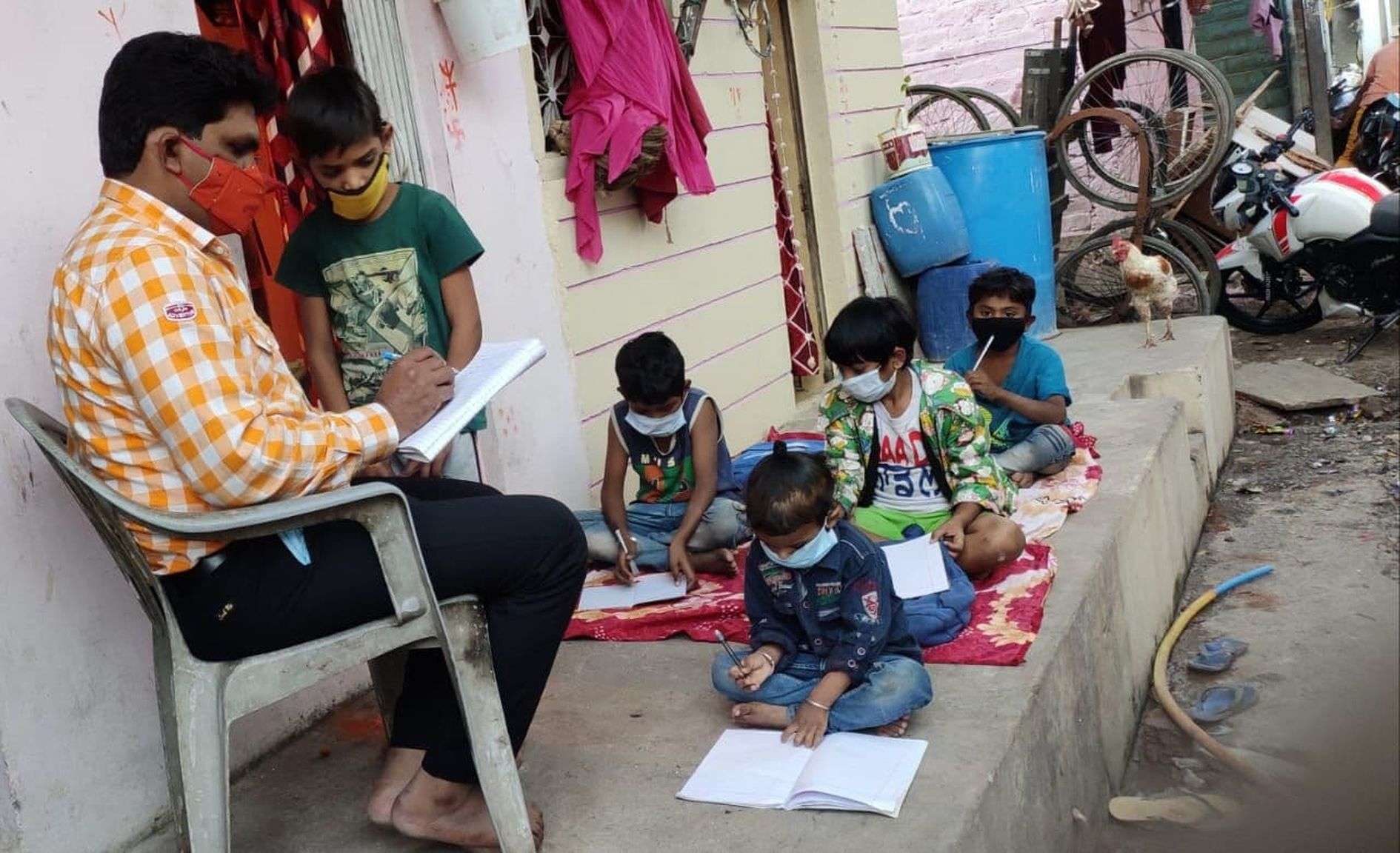 कोरोना ने कर दिया था किताबों से दूर, अब मोहल्ले में ही मिलने लगी शिक्षा