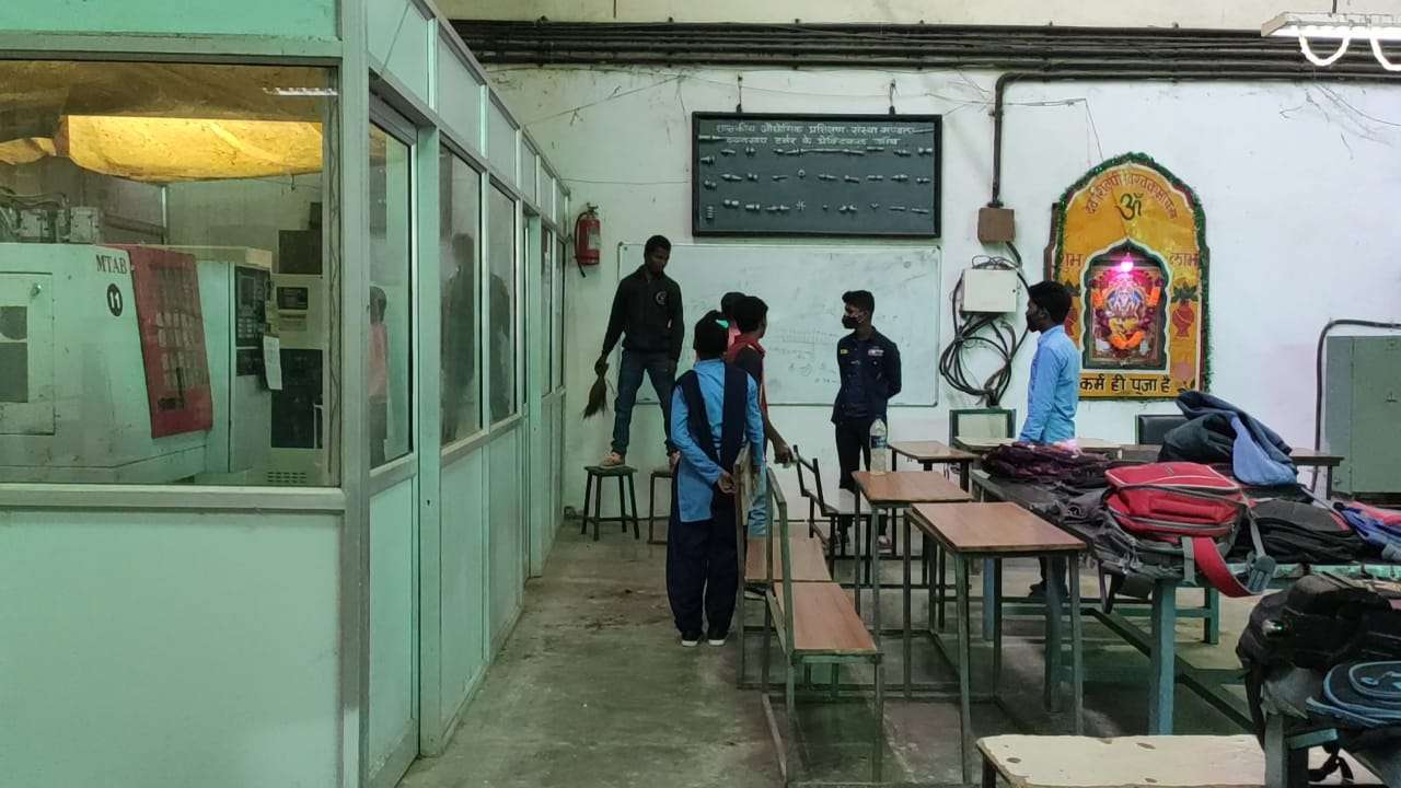 कोविड के नियमों का नहीं हो रहा पालन, छात्राओं से करा रहे सफाई