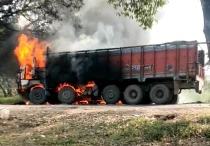 टक्कर के बाद बाइक से गिरी भतीजी की ट्रक से कुचलकर मौत, ग्रामीणों ने ट्रक में लगाई आग, शव रखकर प्रदर्शन