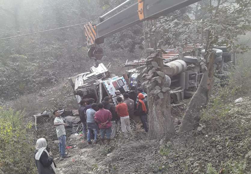 ओडिशा से लुधियाना जा रहा ट्राला खाई में गिरा, ड्राइवर-क्लीनर की दर्दनाक मौत, 9 घंटे से फंसी है लाश