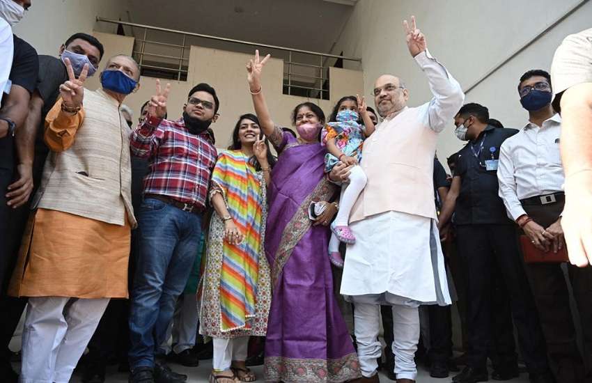 केन्द्रीय गृहमंत्री अमित शाह ने परिवार के साथ किया मतदान, कहा, 'विकास' की होगी विजय