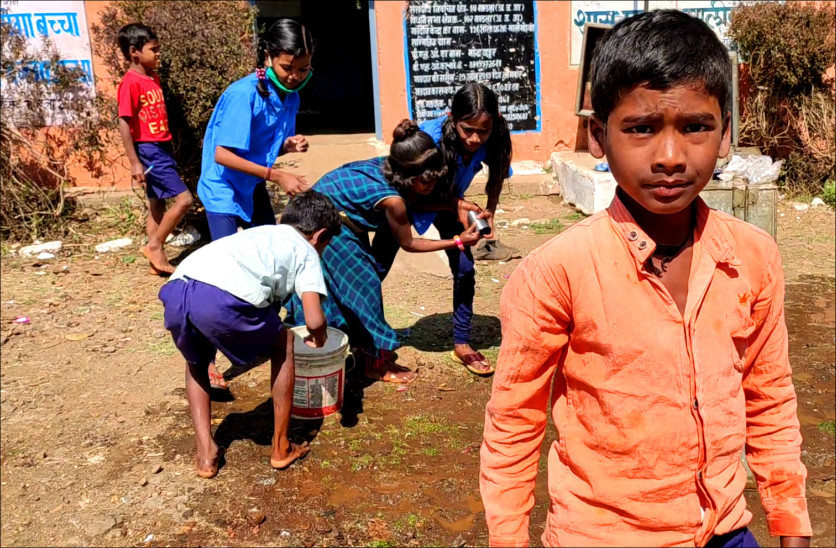 सरकारी निर्देश ताक पर : कोरोना काल में लग रही प्राथमिक शाला, छात्रों से कराई जा रही स्कूल की सफाई
