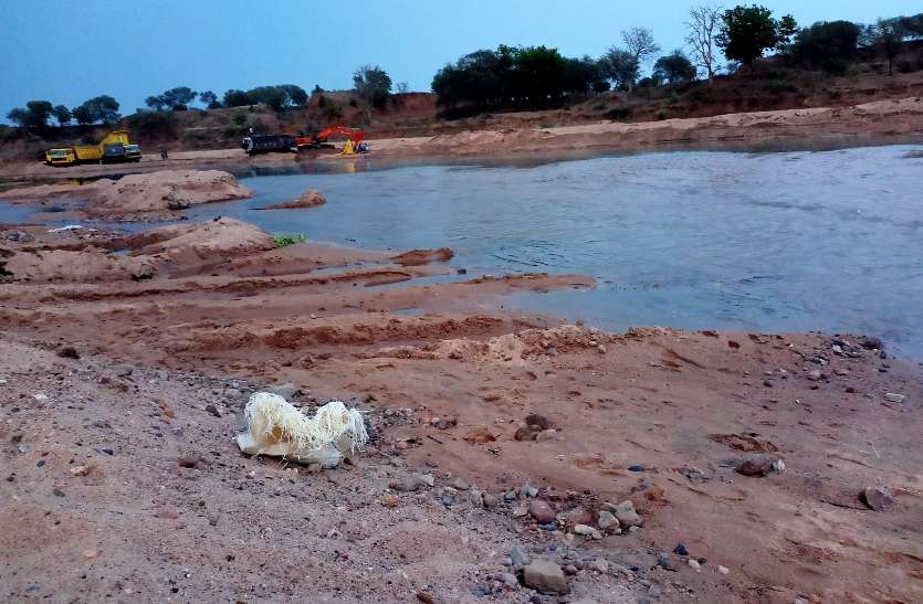 Arbitrary during mining at Loharwara Ghat of Umder River.