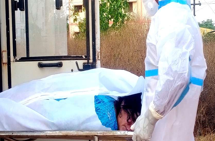 स्वास्थ्य विभाग की बड़ी लापरवाही, बालोद में फटे पीपीई किट में पैक कर दिया कोरोना से मृत व्यक्ति का शव