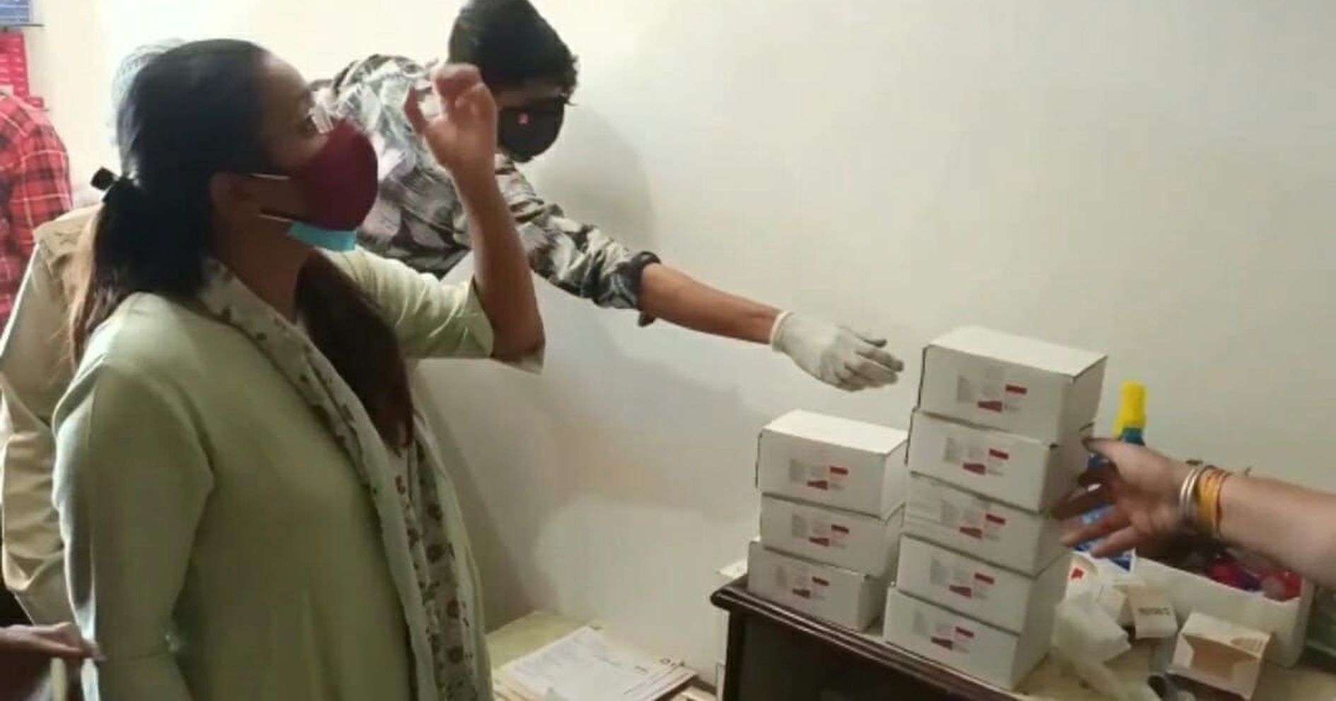 VIDEO धरावरा सीसीसी सेंटर में मरीजों की दवाईयों के हक पर डाका डाल रहे थे निजी डाक साब.... अधिकारियों ने रंगे हाथों पकड़ लिया