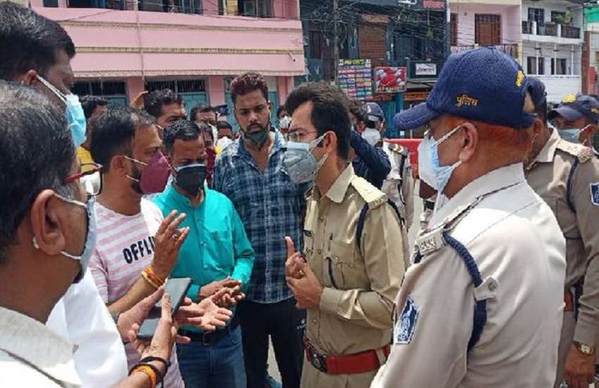 मजदूर सुनील कोल की मौत के बाद हंगामा करते परिजनों व क्षेत्रीय नागरिकों से वार्ता करते एएसपी