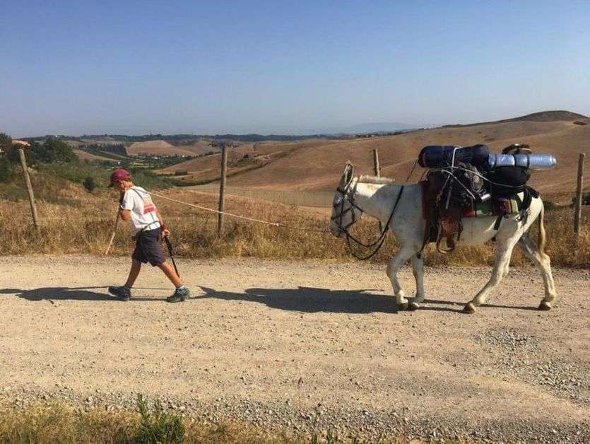 10 साल के पोते ने दादी से मिलने को पैदल ही नापा ब्रिटेन से इटली तक 2800 किमी का सफर