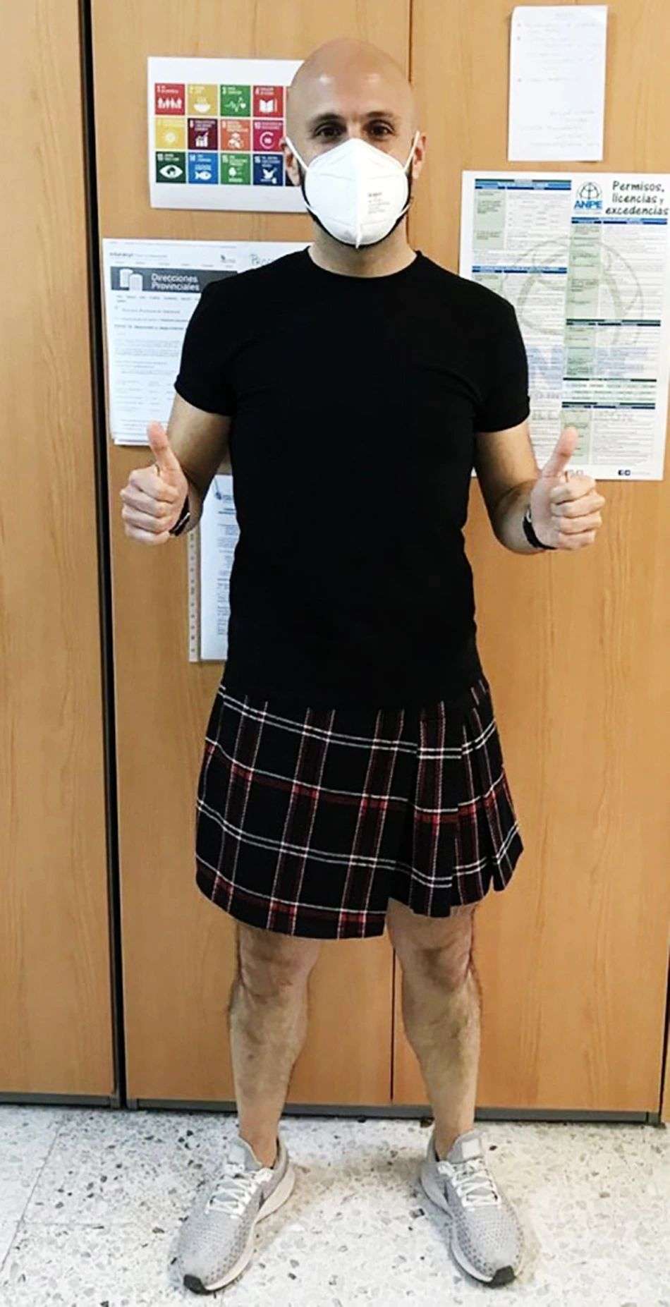 बच्चे के सपोर्ट में पुरुष टीचर्स पहन रहे स्कर्ट