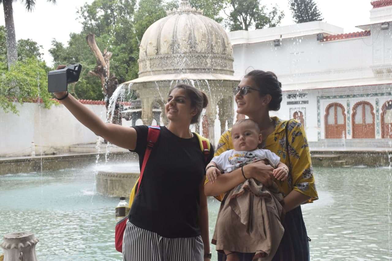 tourists_in_udaipur.jpg