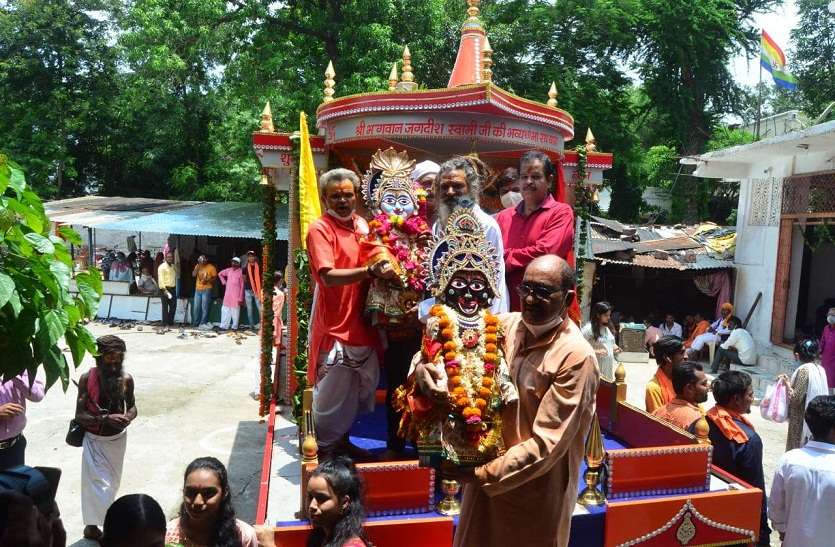 जगन्नाथ रथयात्रा महोत्सव पर कोरोना का असर: मंदिर परिसर में ही रथ की डोर खींचकर भक्तों ने निभाई रस्म