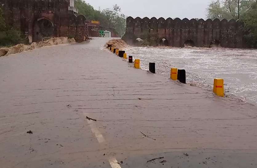राजस्थान के इन जिलों में झमाझम बारिश, साहबी नदी में 21 साल बाद आया पानी, देखें तस्वीरें