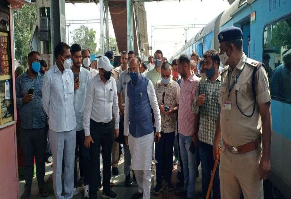 पूर्व केन्द्रीय मंत्री ने हेरिटेज मॉडल से छेड़छाड़ करने पर रेल अधिकारियों को लगाई लताड़
