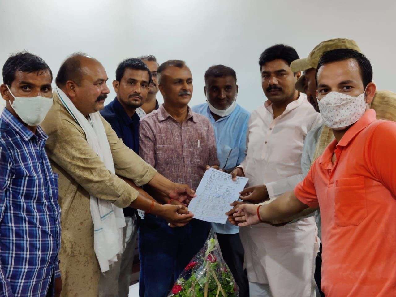 Madhya Pradesh Officer-Employee United Front submitted memorandum to Vis President and MLA