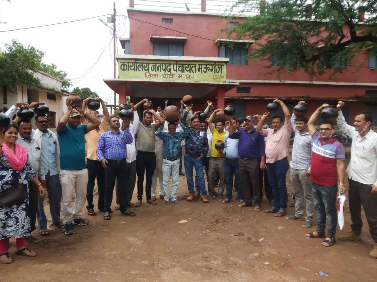 Panchayat officers-employees protested by bursting Matka