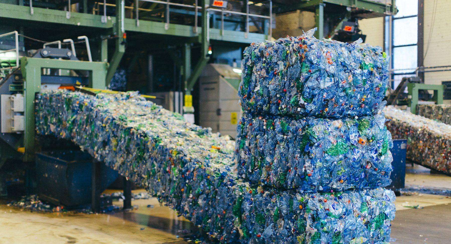 Reliance Industries' New Initiative: पर्यावरण को बचाने के लिए 500 करोड़ प्लास्टिक बोतलों को करेगी रिसाइकिल
