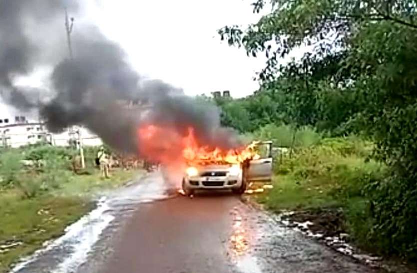 चरोदा में कार के अंदर जिंदा जल गया युवक, ड्राइवर सीट पर बैठे था, जब तक लोगों ने देखा गाड़ी के साथ जलकर हो गया खाक
