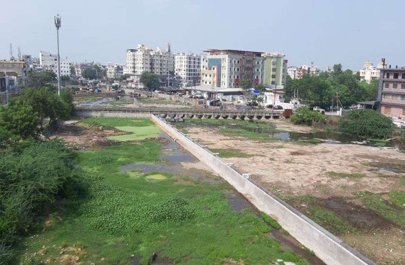UDH Minister शांति धारीवाल के शहर Kota में ये कैसा विकास, UIT ने बरसाती नाले में काटी योजना