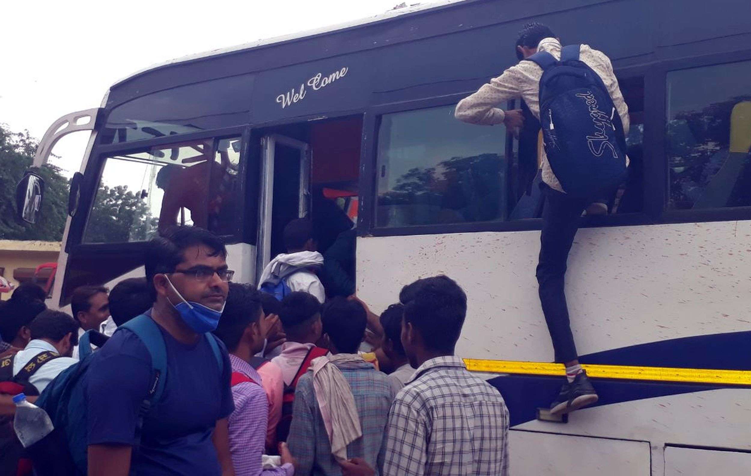 रोडवेज बस स्टैण्ड पर उमड़े रीट अभ्यर्थी, परीक्षा केंद्रोंं पर पहुंचने की दिन भर रही मशक्कत