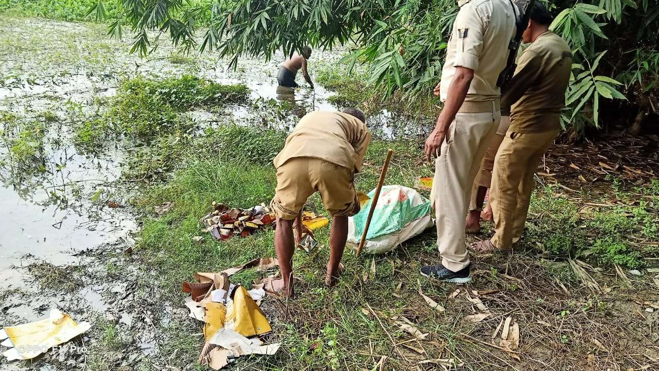 police_searches_pond_and_finds_477_litres_imported_liquor_bottles_in_bihar_new.jpg