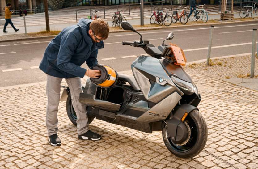 bmw_ce_04_electric_scooter-side-amp.jpg