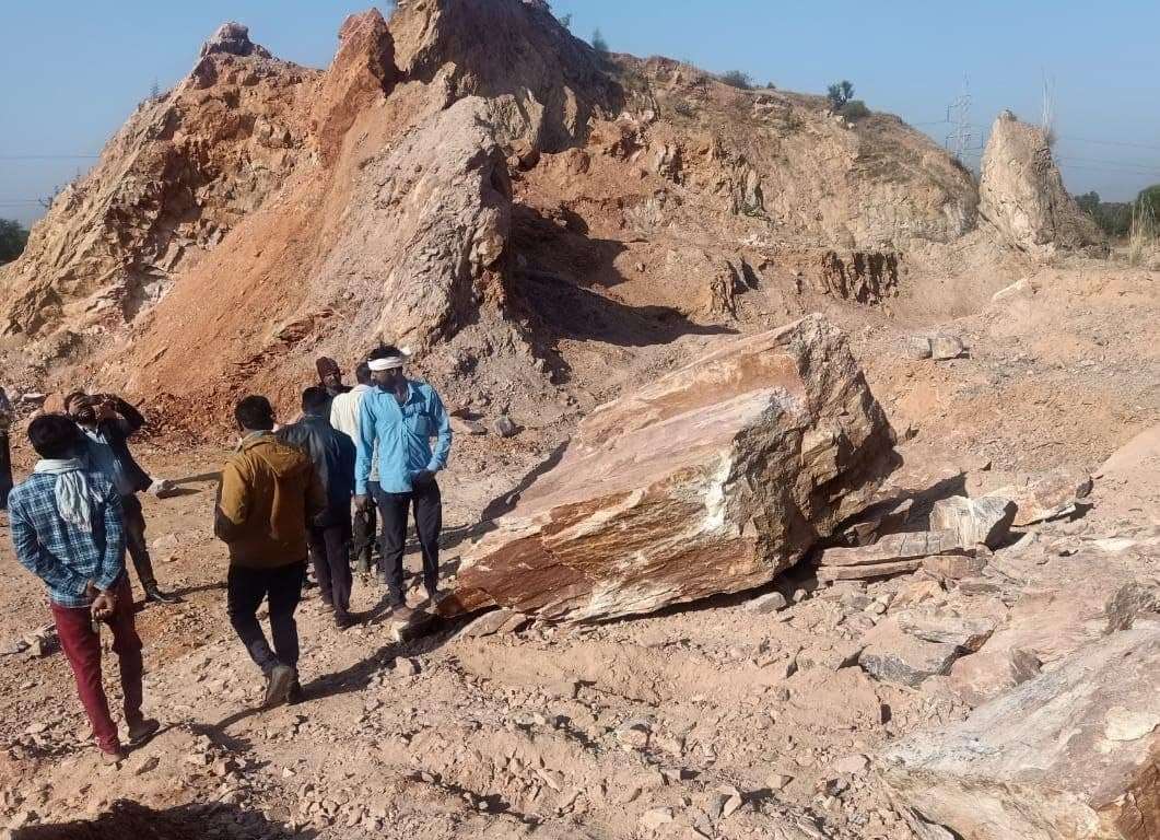 जयपुर : ट्रॉली में पत्थर भर रहे मजदूर पर गिरी चट्टान, दबने से मौत