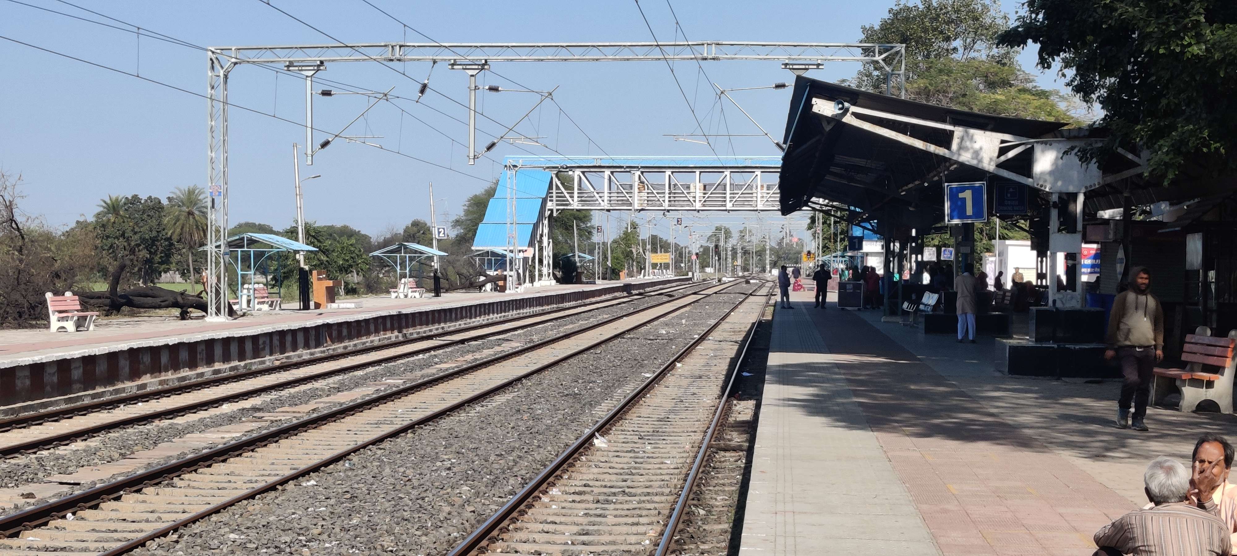 Railway news : ट्रेनों में टाइम-टेबल बिगड़ा, खाली ही दौड़ रही, स्टेशन पर होने वाली इनकम आधी हुई