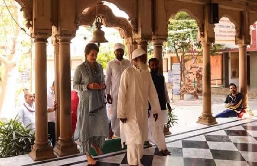 कबीरचौरा स्थित कबीर मठ के महंत विवेक दास के साथ प्रियंका गांधी