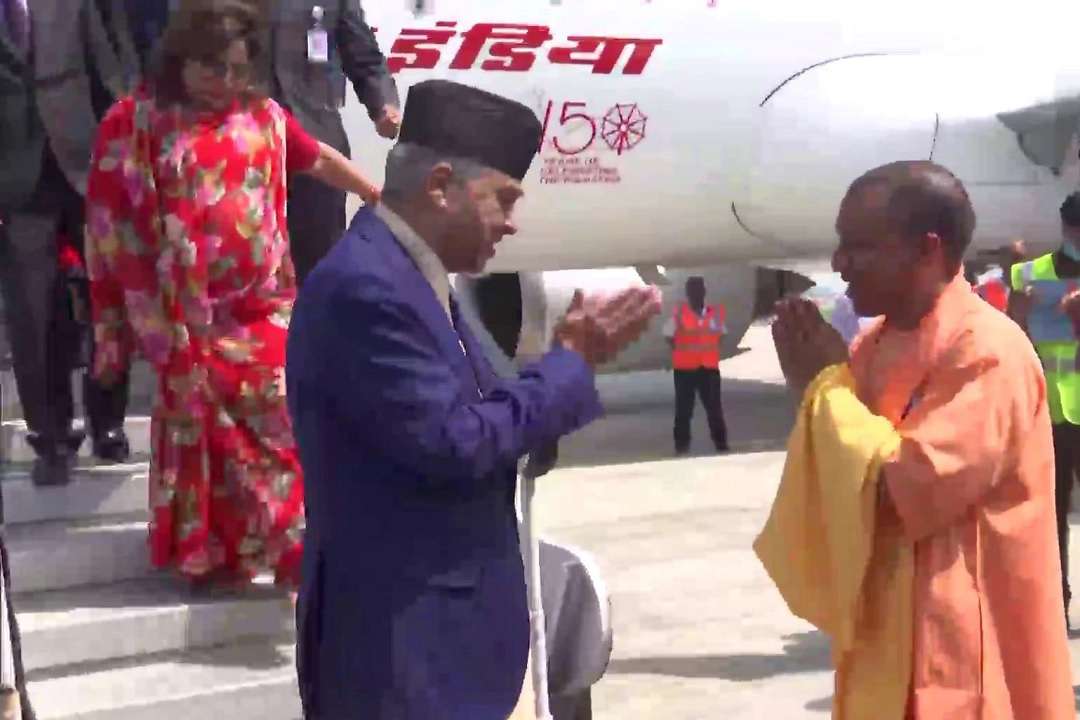 एयरपोर्ट पर नेपाल के पीएम देउबा का स्वागत करते सीएम योगी आदित्यनाथ