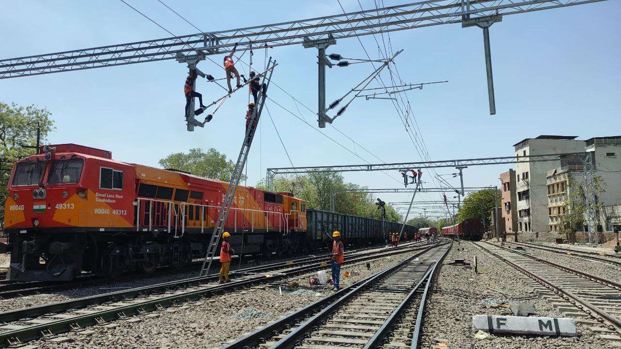 INDIAN RAILWAY---यह रेलखंड इलेक्ट्रिक ट्रेन संचालन के लिए घो​षित हुआ फिट