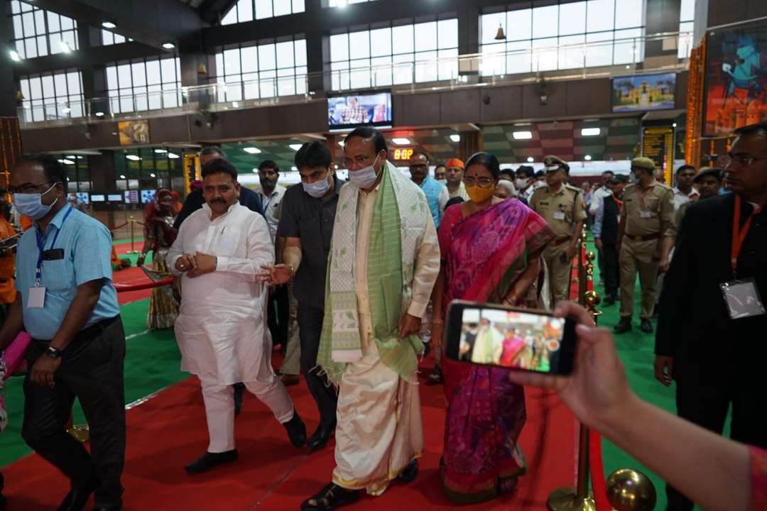 एयरपोर्ट पर अगवानी करते राज्यमंत्री रवींद्र जायसवाल