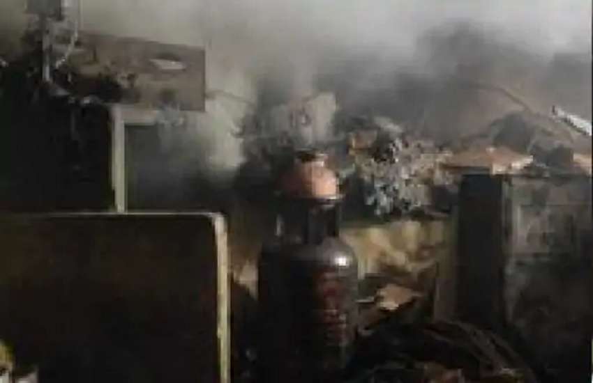 वाराणसी के सूतटोला मोहल्ले के चार मंजिले मकान में लगी आग, जल मरी वृद्धा