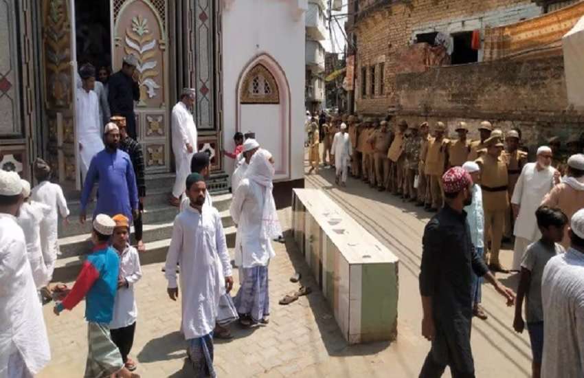 बजरडीहा मस्जिद के बाहर नमाजी और पुलिस