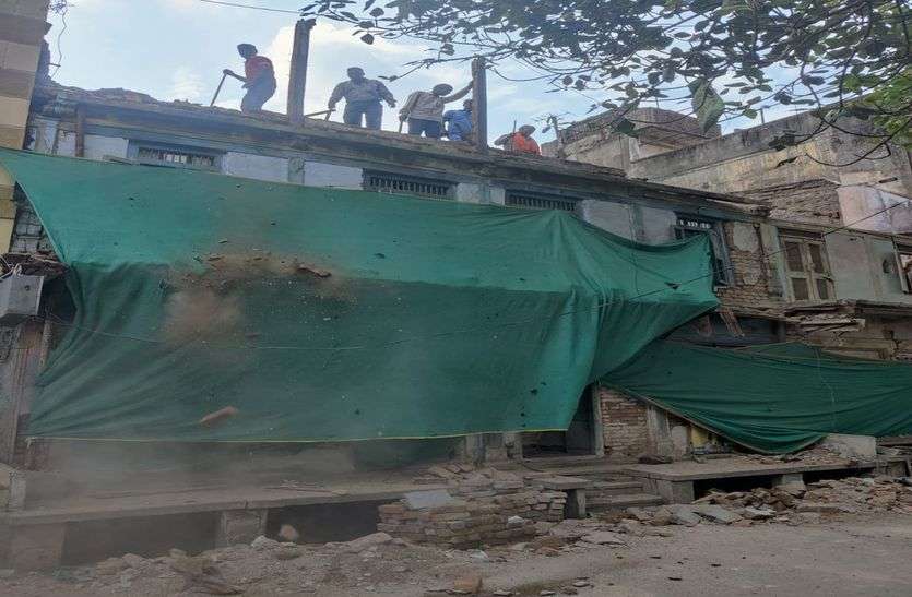 Indore News : शहर में 130 अति खतरनाक मकान, न टूटने पर लगी नगर निगम अफसरों की क्लास