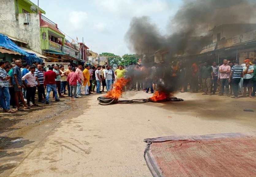 Road blockade to burnt tyre