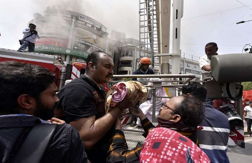 अहमदाबाद की बहुमंजिला इमारत में आग, अस्पताल से 14 बच्चों सहित 18 को बचाया