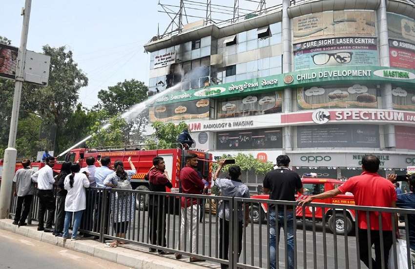 अहमदाबाद की बहुमंजिला इमारत में आग, अस्पताल से 14 बच्चों सहित 18 को बचाया