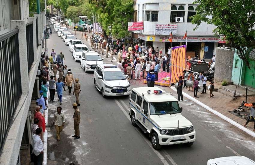 गृह राज्यमंत्री संघवी ने रथयात्रा रूट पर पैदल चलकर की सुरक्षा तैयारियों की समीक्षा