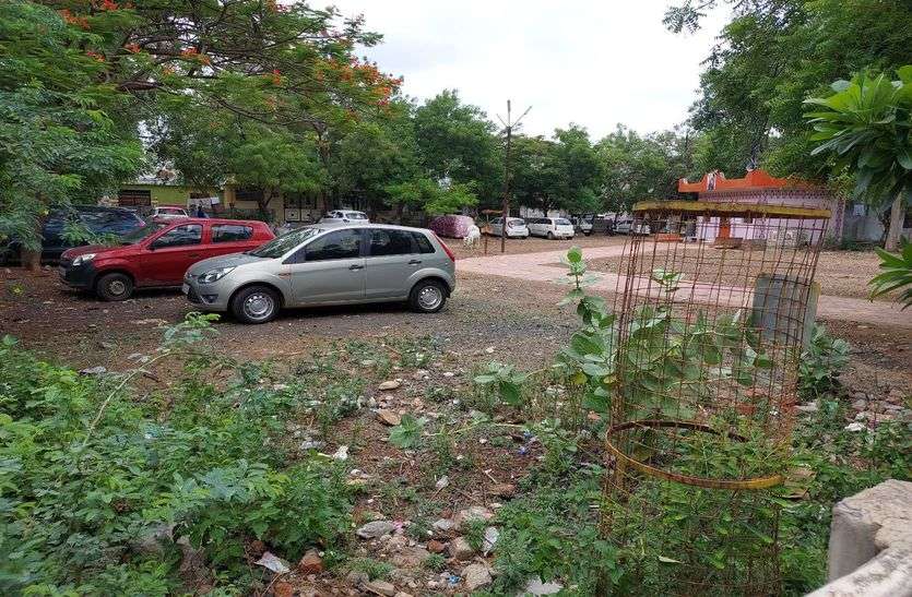 इंदिरा नगर स्थित पार्क की बाउंड्रीवाल नहीं होने पर लोगों ने पार्किंग स्टैंड बनाया